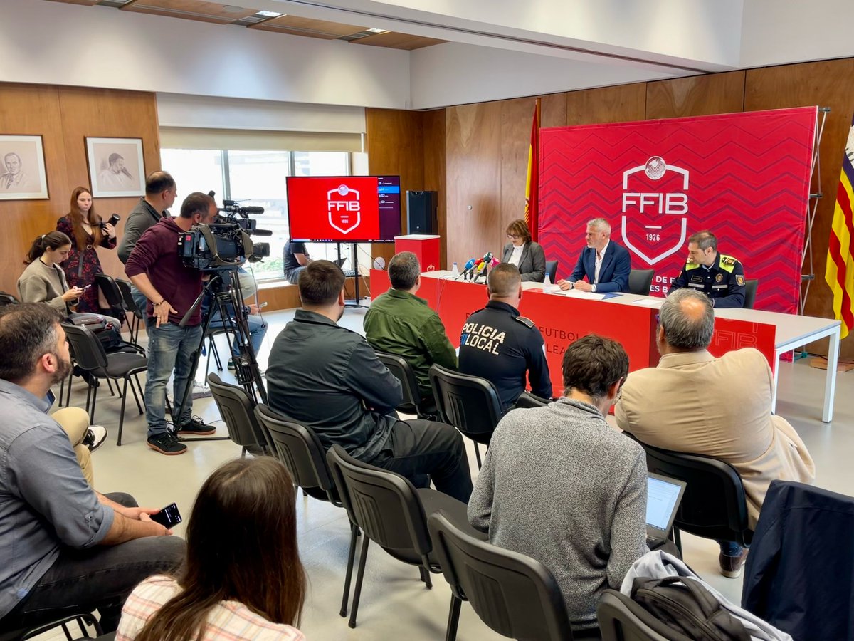 ⚽️ La consellera <a href="/AMEstarellas/">Antònia Maria Estarellas</a> i el president de la <a href="/FFIB_oficial/">FFIB</a> <a href="/HorrachJordi/">Jordi Horrach</a> han firmat un protocol per a prevenir la violència al futbol base.

🟥 Mostram targeta vermella a aquesta xacra social fomentant la coordinació, la prevenció i la formació.

ℹ️ tn.caib.es/MTVnTivP1SKU