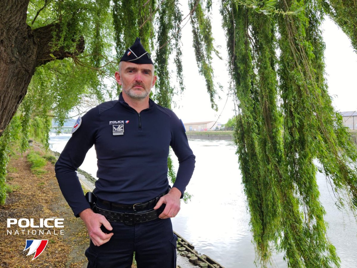 #Sauvetage | Samedi, alors qu'il était en famille et de repos, notre collègue, commissaire de police, aperçoit deux personnes tombées dans la Seine. Sans hésiter, il finit par se mettre à l'eau pour les sauver de la noyade. Son épouse alerte les secours au☎️18  🚒