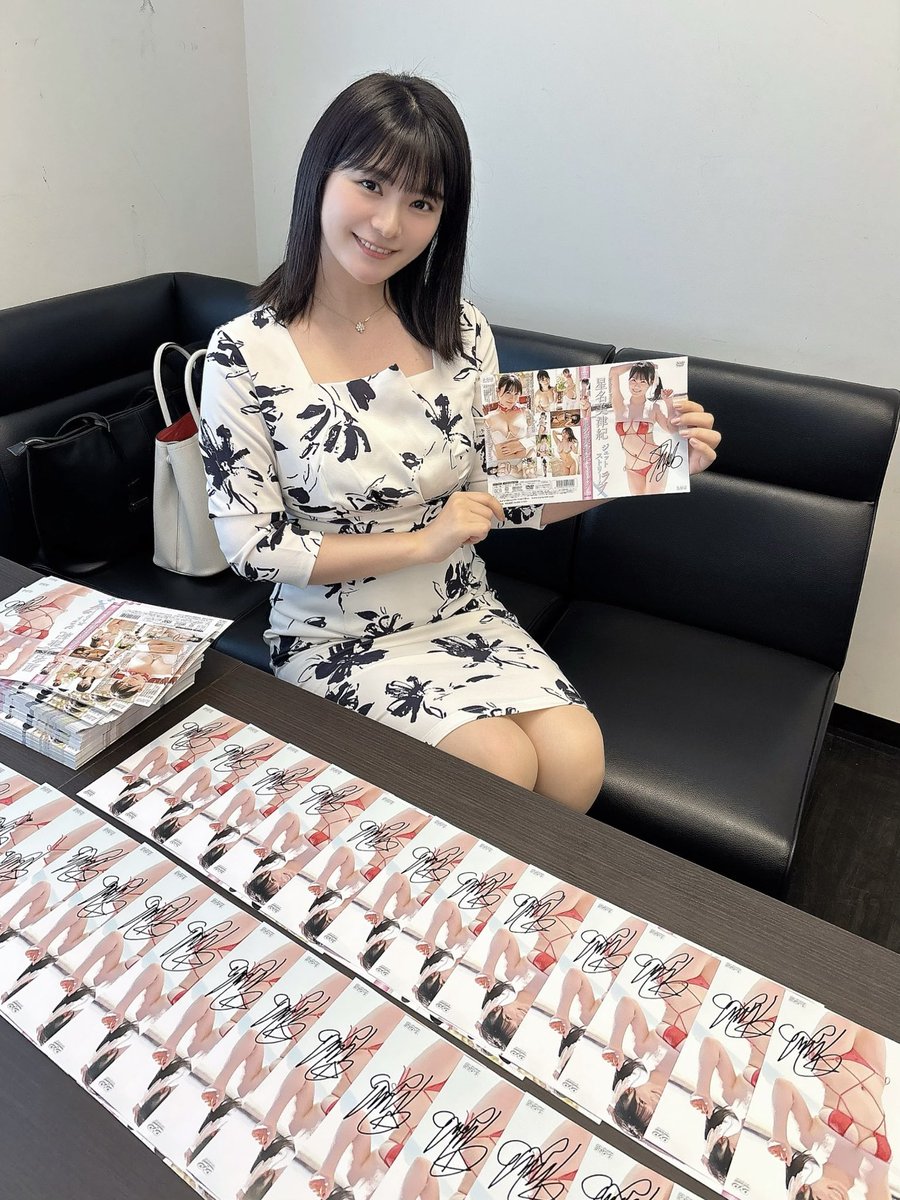 お疲れ様です💕
東京&amp;大阪イベント用のジャケ写サイン入れ✍️
なんと今回の特典は選べるクリアファイルも初の試みで制作🎊1部と2部で絵柄が変わります！
皆様にお渡しできる事を楽しみにしてます。

▫️4/20(日)東京①12時②14時
▫️4/27(日)大阪①13時②15時
https://t.co/5rHhHkL8mt https://t.co/sIbjkRwUiJ