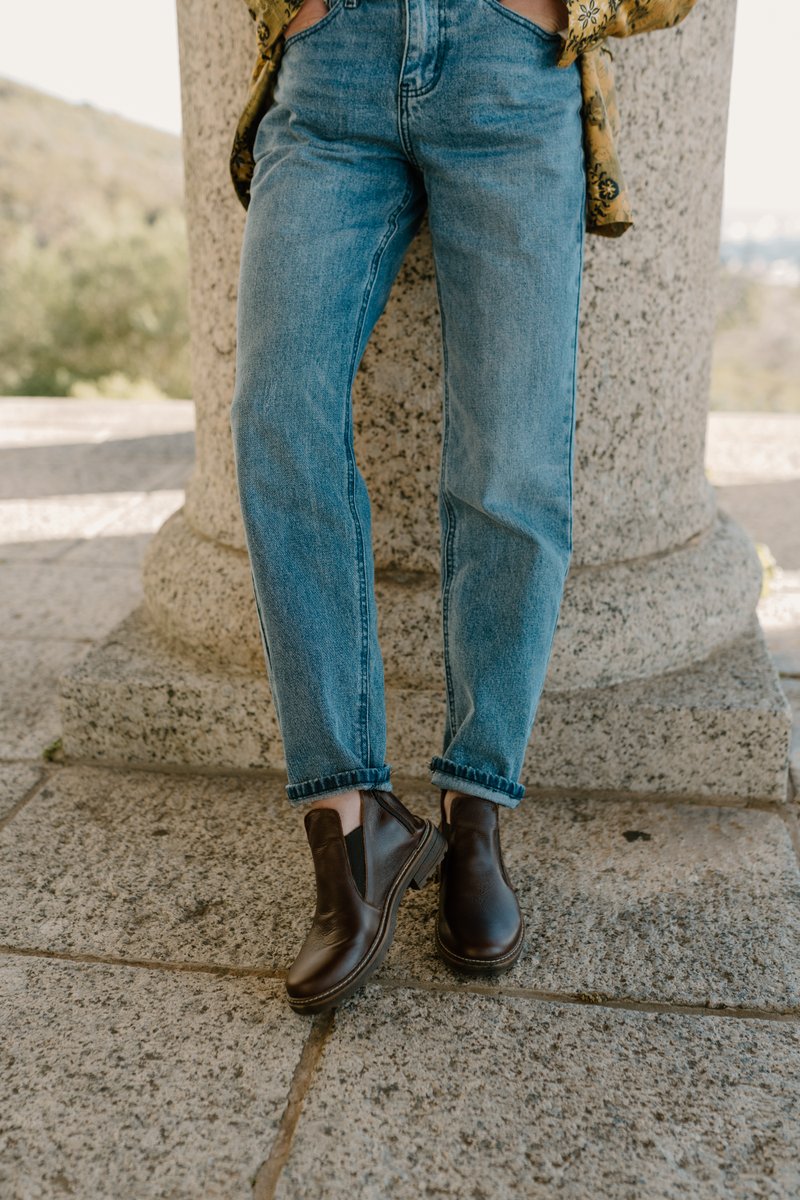 The​​ 𝐍𝐈𝐍𝐎 𝐂𝐇𝐎𝐂 𝐏𝐋𝐔𝐌 is here to take pride of place on your shoe rack. All of the sass, none of the fuss. This cropped ankle boot is easy &amp; cool with a deep-V elastic gusset on our chunky sole!
#BluBettySA #NinoChocPlum #NewBoot #SassyBoot #LeatherBoots #LadiesBoots