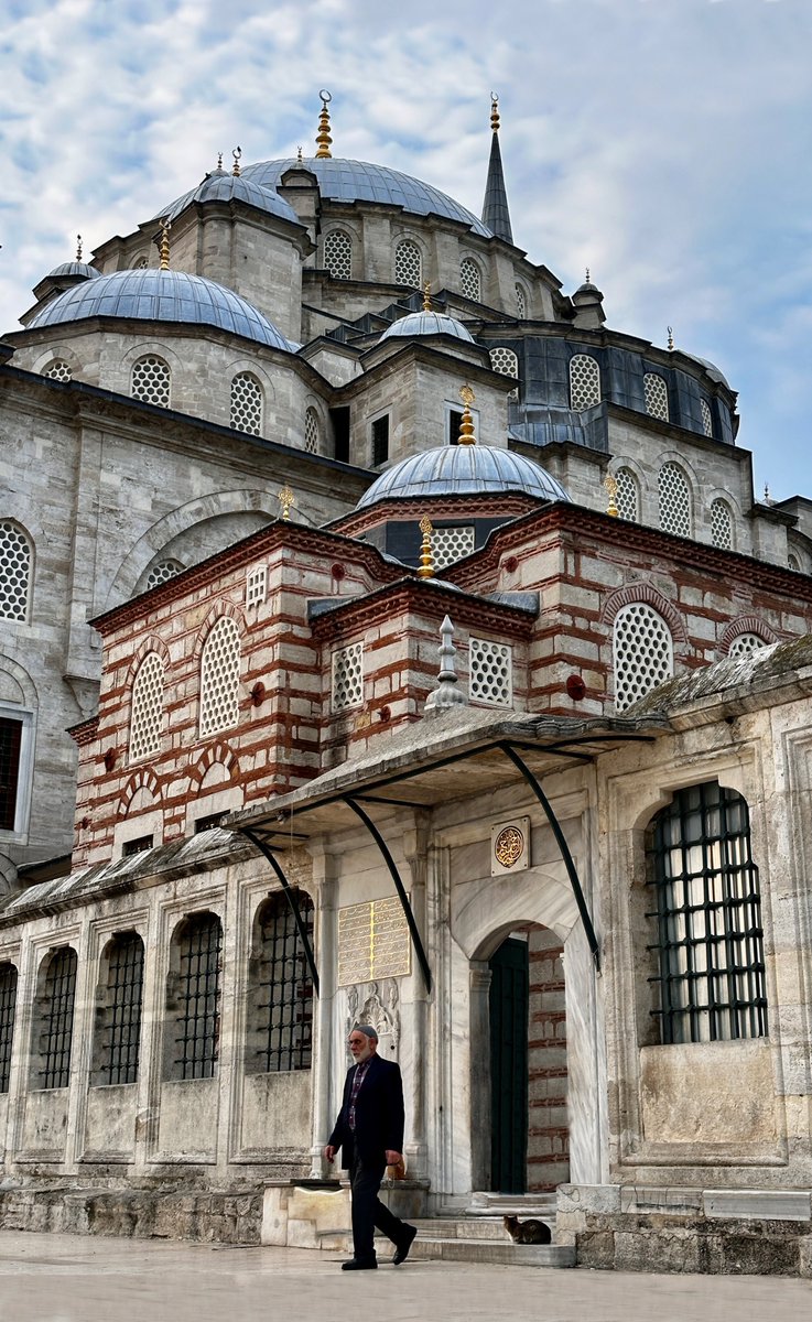 Fatih Camii ve hemen önünde Fatih Kütüphanesi