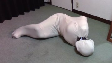 ぴょんぴょんと跳ねて逃げようとしたところで
捕まってさらなる拘束。

拘束ってほどでもないか

#DIDの日　#bagged　#sacked　#袋詰め