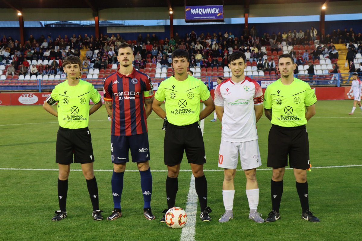 FutbolArbitros's tweet photo. 🏆 #3RFEF 

⚽️ @CDExt1924 🆚 @CastueraCd 

⚖️ Árbitros de la delegación de Cáceres

📸 @CDExt1924 https://t.co/7kojCWxDT6