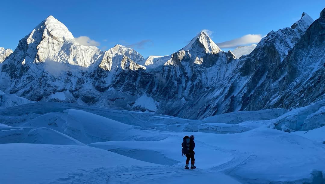 ”Doar un idiot poate fi complet fericit.”

De la 6400 metri altitudine, oriunde ai fi, Mario Vargas Llosa 🤍!
#1stRotation #EverestLhotse2025