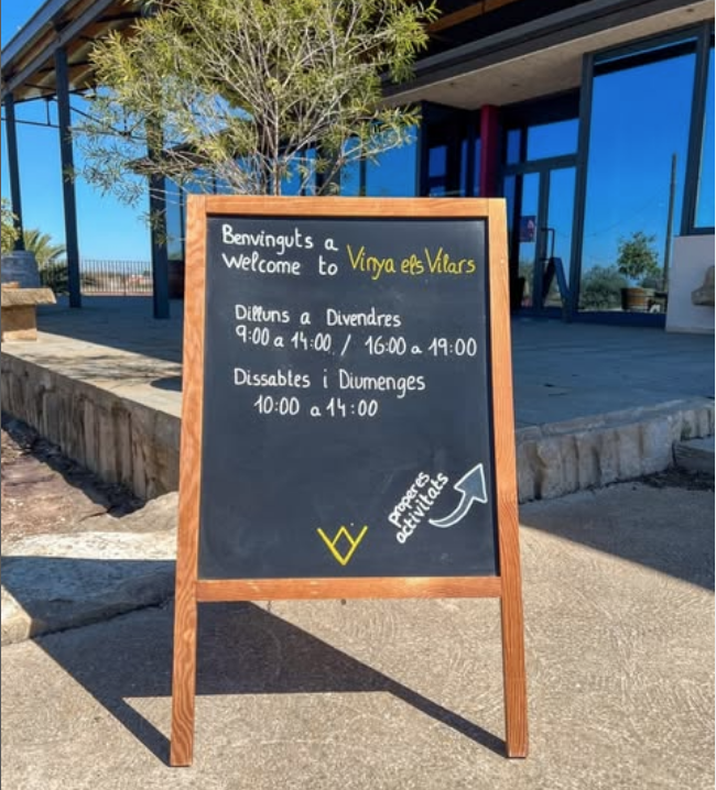🍷 Tardes relaxades, vinyes a l’horitzó i una copa de vi... Al nostre Wine Bar el temps s’atura.
🕐 Ara obrim fins les 19.00 h entre setmana!
vinyaelsvilars.cat/el-wine-bar-de…