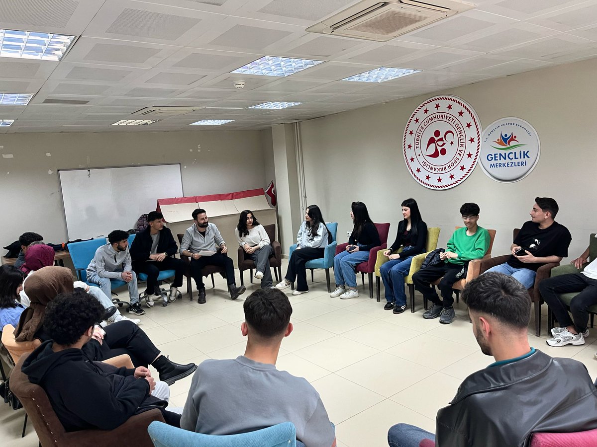 HakkariGM (@gsb_hakkarigm) on Twitter photo Gençlerin büyük yoğunluk gösterdiği Gençlik psikoloji Atölyesi'nde, gençlik merkezimizde görevli psikoloğumuz tarafından üniversiteli ve liseli gençlerimizle bugünkü atölye çalışmamızda “Sağlıklı bireyden sağlıklı topluma “ konusu ele alındı.
#gençlikpsikolojiatölyesi
<a href="/OA_BAK/">Dr. Osman Aşkın Bak</a> Gençlerin büyük yoğunluk gösterdiği Gençlik psikoloji Atölyesi'nde, gençlik merkezimizde görevli psikoloğumuz tarafından üniversiteli ve liseli gençlerimizle bugünkü atölye çalışmamızda “Sağlıklı bireyden sağlıklı topluma “ konusu ele alındı.
#gençlikpsikolojiatölyesi
<a href="/OA_BAK/">Dr. Osman Aşkın Bak</a>