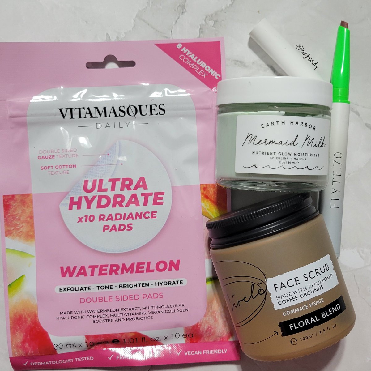 Kassydoodles's tweet image. I&apos;m always happy with the @ShopLoveGoodly box! #monthlysubscription #contentcreator #UGC #beauty #makeup #skincare #Crueltyfree #flatlay #subscriptionbox #ugccreator