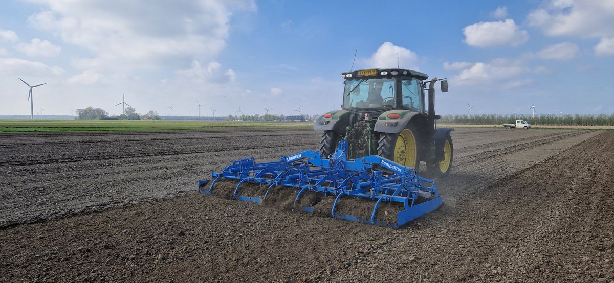 Ik ben groot fan van (seizoens)rijpaden en rijden waar geen gewassen groeien én vooral lichte mechanisatie. 

Maar om me heen zie ik juist veel boeren die naar zo breed mogelijke banden gaan (met als gevolg vaak zwaardere trekkers). 

Wat vinden jullie een mooie werkwijze? 🚜