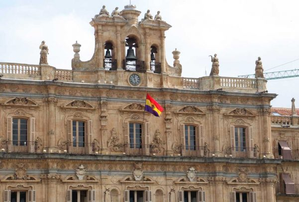 Miguel de Unamuno fue quien proclamó la República en la Plaza Mayor de Salamanca:

🔴🟡🟣 “Hoy comienza una nueva era y terminó una dinastía que nos ha empobrecido, envilecido y entontecido.

Permitidme la arrogancia de que sea yo quien proclame la República desde esta plaza”