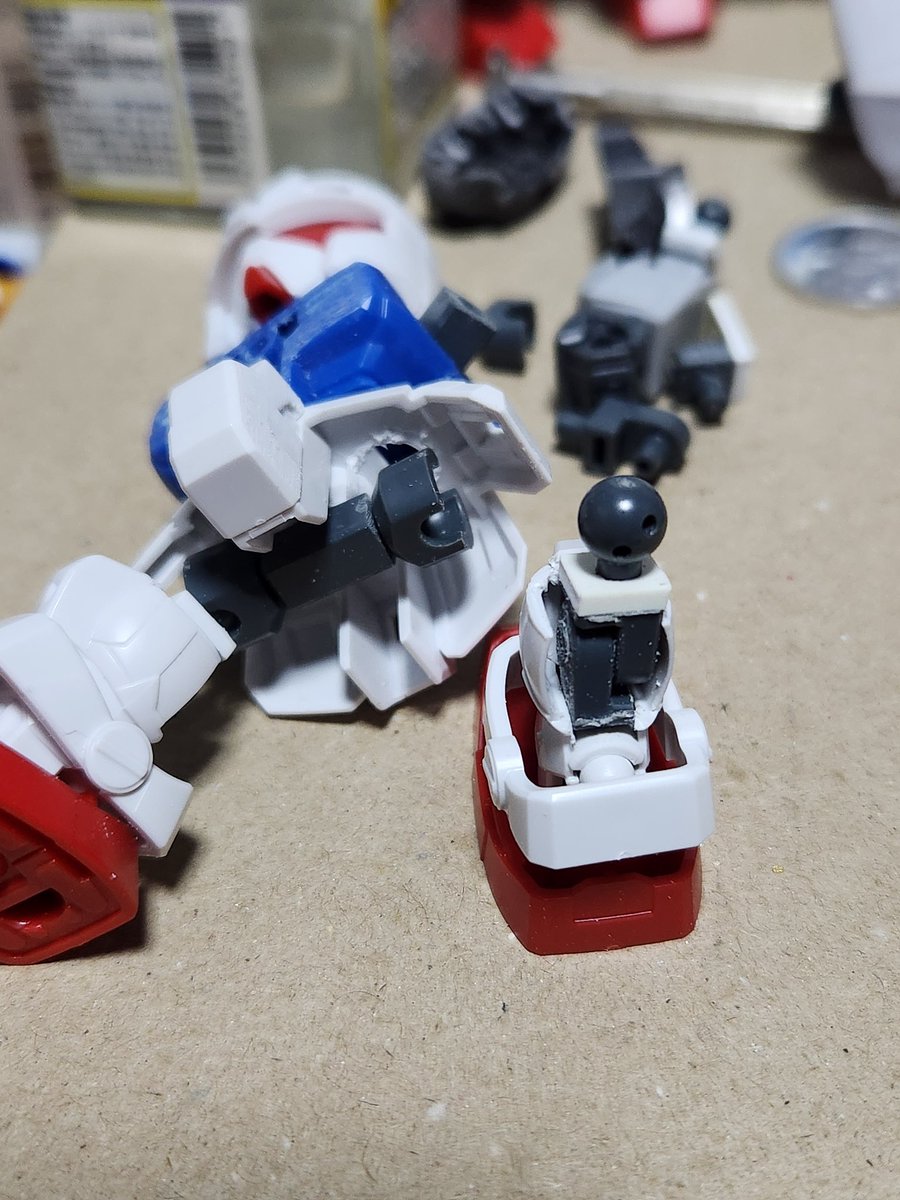 IqXkiHxmxvcZAkB's tweet photo. 爆炎頑駄無の進捗です🔥
肩はSMKフレームに独自構造としてアムアムのジョイントを赤線でカットし、穴を開けたプラ板を貼り付けた物を使用してます。この加工で腕が長くなりすぎないようにしてます✋
後にプラ板で囲って肩の基礎にしてます。
脚部はお馴染みのSMKフレーム構造です😊 https://t.co/zNichT56y5