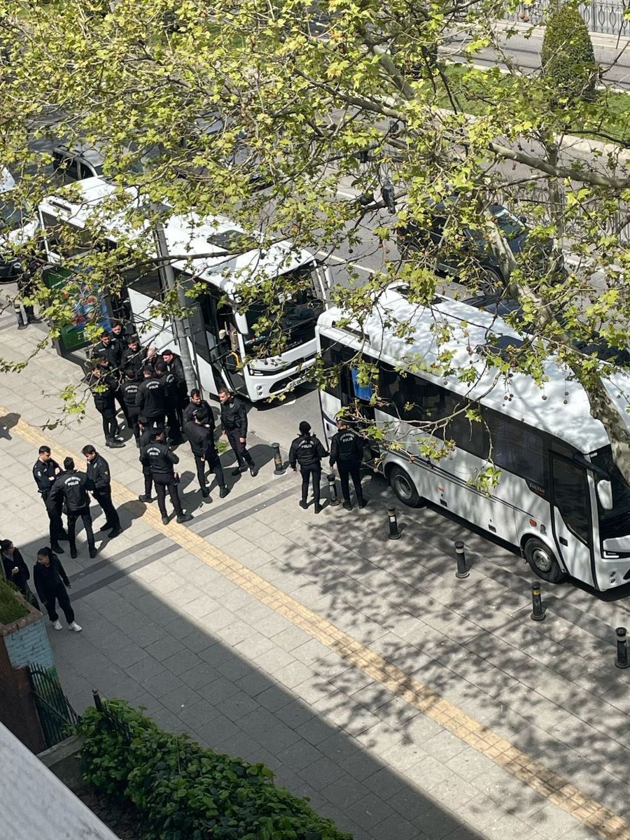 solcugazete60's tweet image. Haksız yere uzaklaştırılan öğretmenlerine destek veren Şehremini Anadolu Lisesi öğrencilerinin bulunduğu okul önüne gözaltı araçları sevk edildi. 

(Lise Komiteleri)