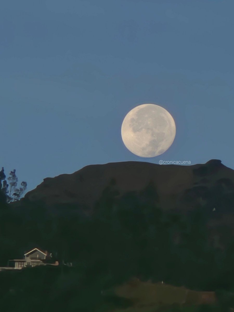 cronicacuenca's tweet photo. 11 ⁰
#Cuenca - #Ecuador 

La #Luna sobre el cerro Pico de Pescado. https://t.co/8Iq8YusDwj