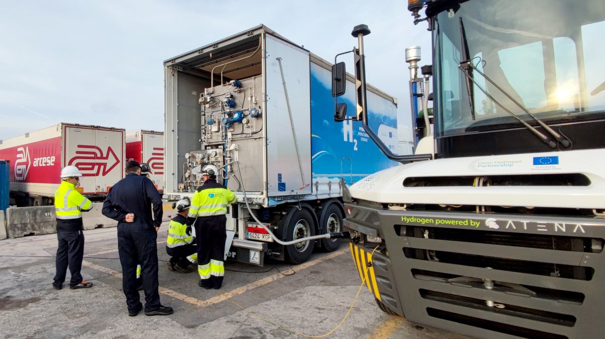 H2PORTS (@h2ports) on Twitter photo 📍 Last week, the adhoc training to address the daily #hydrogen supply to the #H2PORTS's retrofitted Yard Tractor was completed by CVA Logistics, establishing a protocol to carry out these operations in the Port of Valencia.🔝
#innovation #training
<a href="/CleanHydrogenEU/">Clean Hydrogen Partnership</a> <a href="/Carburos/">Carburos Metálicos</a> 📍 Last week, the adhoc training to address the daily #hydrogen supply to the #H2PORTS's retrofitted Yard Tractor was completed by CVA Logistics, establishing a protocol to carry out these operations in the Port of Valencia.🔝
#innovation #training
<a href="/CleanHydrogenEU/">Clean Hydrogen Partnership</a> <a href="/Carburos/">Carburos Metálicos</a>