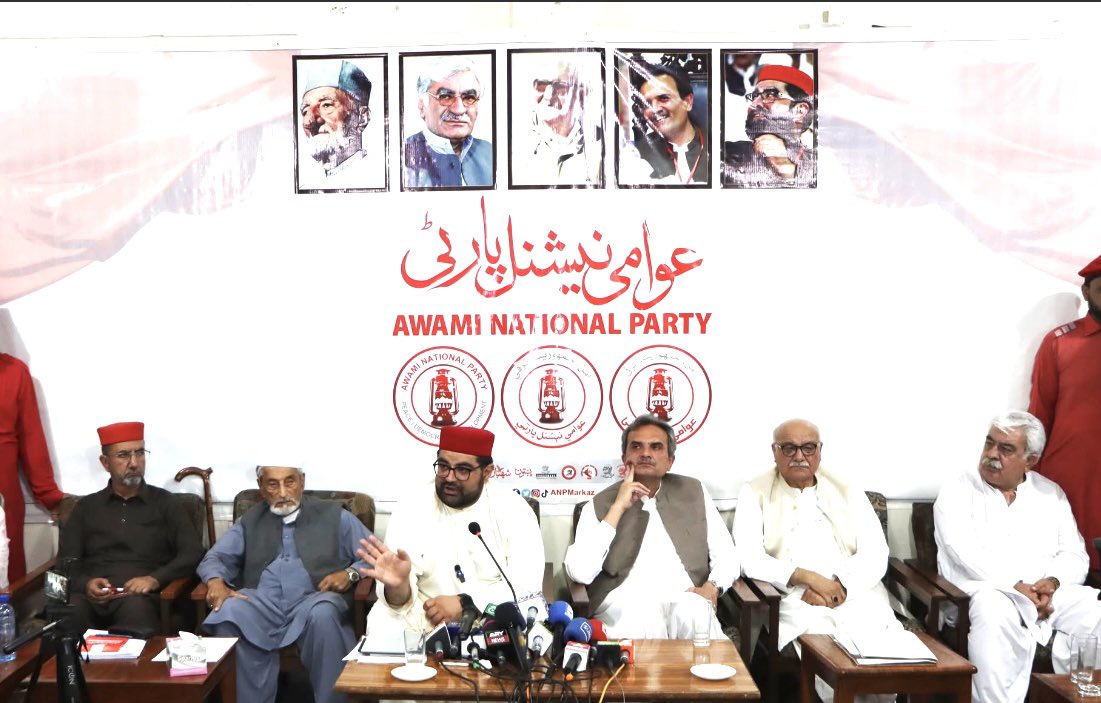 Khadimhussain4's tweet photo. پختونخوا میں وسائل کی قبضہ گری کے خلاف اور اٹھارویں آئینی ترمیم پر من و عن نفاذ کیلئے عوامی نیشنل پارٹی نے آج ایک سخت اور لمبی مزاحمتی تحریک کا اعلان کیا۔ 
#ANP4ProvincialAutonomy https://t.co/bMfiQ56T0O