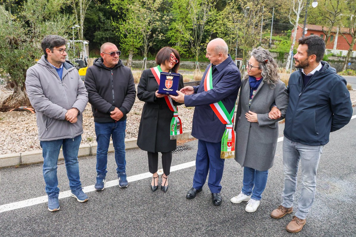 Piantato un ulivo all'ingresso di Porto Vivo, donato dal Comune di Corato, come simbolo di pace e rigenerazione per la comunità.
Il Comune di Corato ha scelto di donarlo al Comune di Trieste, come segno di amicizia e collaborazione tra le due città
#portovivotrieste #trieste