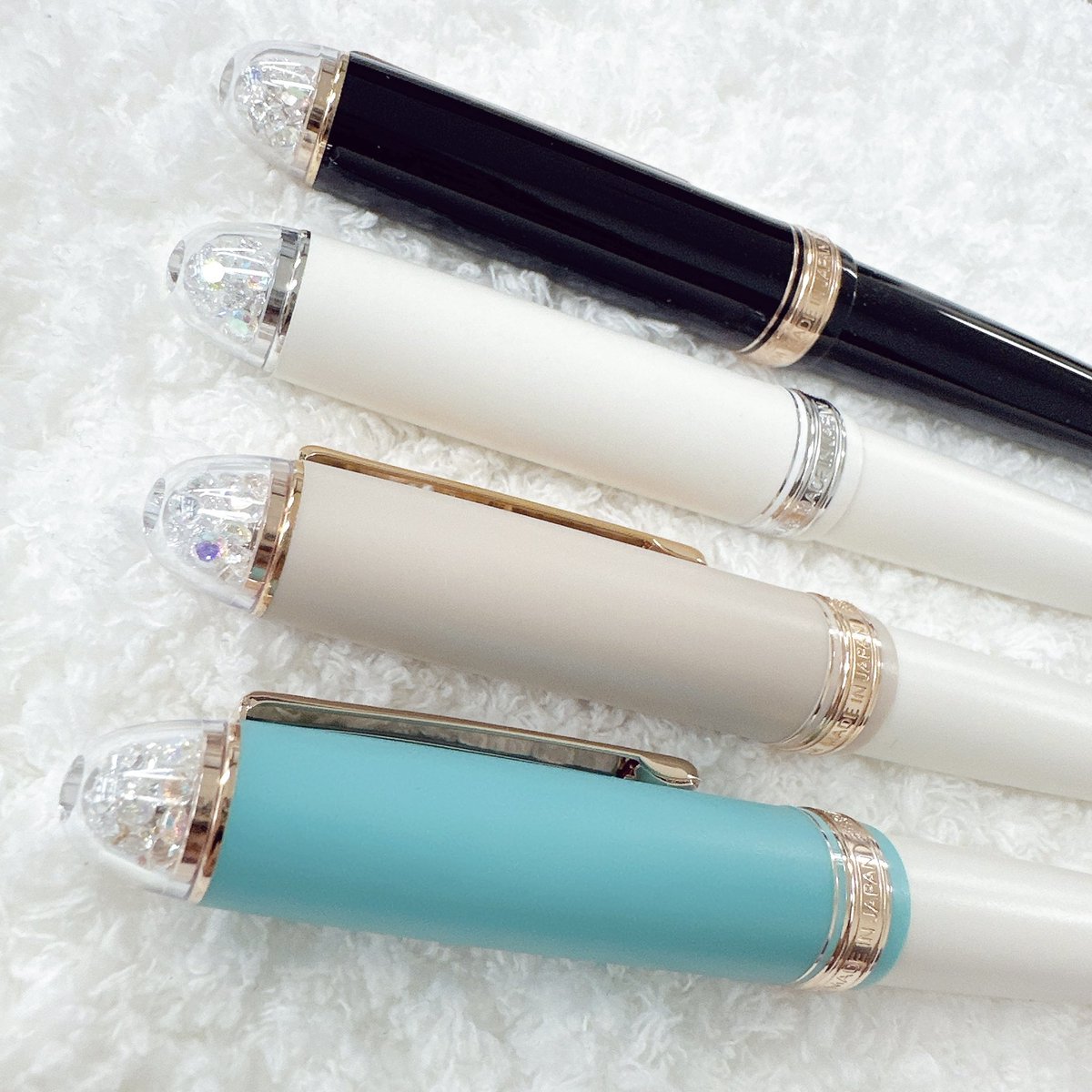 #콩설기산다

조용하지만 살 건 사는 설기 콩. 차이라떼의 교훈을 뼈에 새겼던 덕에 부리나케 겟해서 쉐오하 시리즈를 드래곤볼 했다는 소식입니다😎 모아두니 아주 예쁘군용🩵🩷