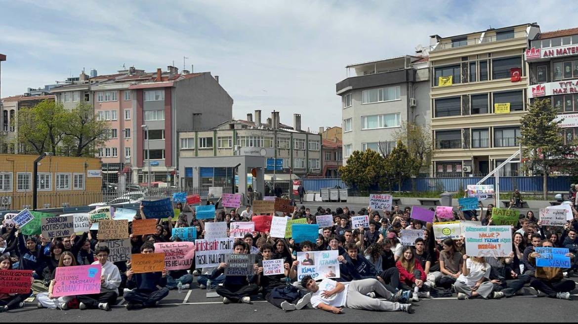 Sakıp Sabancı Anadolu Lisesi öğrencileri de, haksız yere uzaklaştırılan öğretmenlerine destek eylemine katıldı.

“Oturun kardeşlerim, hepimizi disipline atamazlar.”