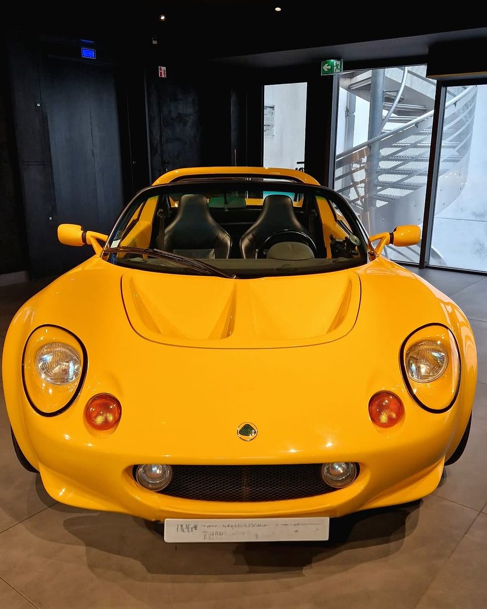 ClubLotusFrance's tweet photo. Une magnifique Lotus Elise S1 belle et bien présente dans le showroom de Lotus Cars Paris. Un grand merci au membre actif Patrick L. pour son prêt. (crédit photos Lotus Paris) #MaLotus #EliseS1 #ForTheDrivers #LotusCarsParis #ClubLotusFrance @Lotuscars @ClubLotusFrance https://t.co/gM8ifmXozp