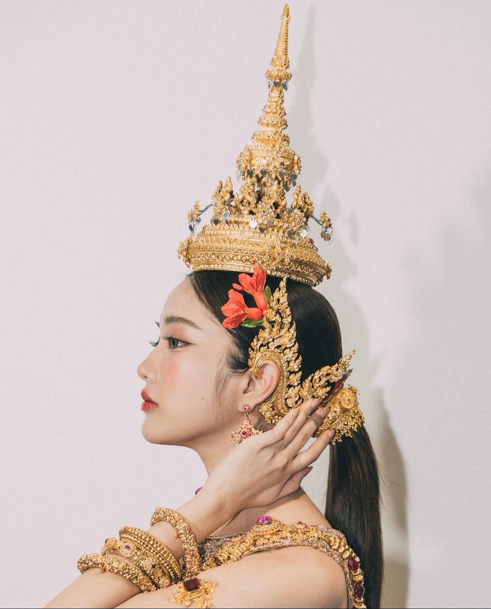 Songkran vibes with a touch of Thai elegance🇹🇭