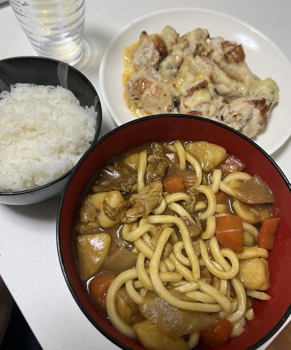 PiskeSmile's tweet photo. 今日の晩御飯🍚

昨日のカレー🍛で、カレーうどん
手羽元チーズ🧀焼き

カレーからカレーうどん作ったの初めてやったかな？
めっちゃ美味しいわ🤤

リベンジ手羽元チーズ！
うん、わかった
チーズ🧀が悪いわ😓

だーけーどー、、、
めっちゃ美味しかったぞーーー！ https://t.co/ip0bmJDcbQ