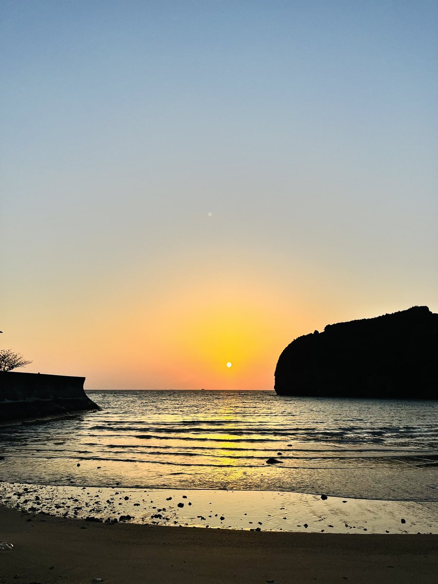 kinashow1's tweet photo. 嫁と朝日を見に行ってきました☀️

行って気づいたこと、

コーヒーとサンドイッチを

用意すべきだったと😅 https://t.co/AkO9gJcXOT