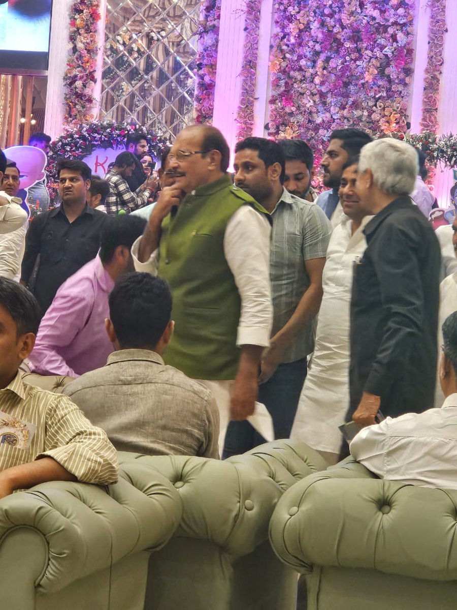 idpyadav's tweet image. मैं अपने अज़ीज़ साथी राजनारायण मंडावरा के पौत्र के कुआँ पूजन समारोह में शामिल हुआ और परिवार व बच्चे को शुभकामनाएँ दीं।
.
.
#DPYadav