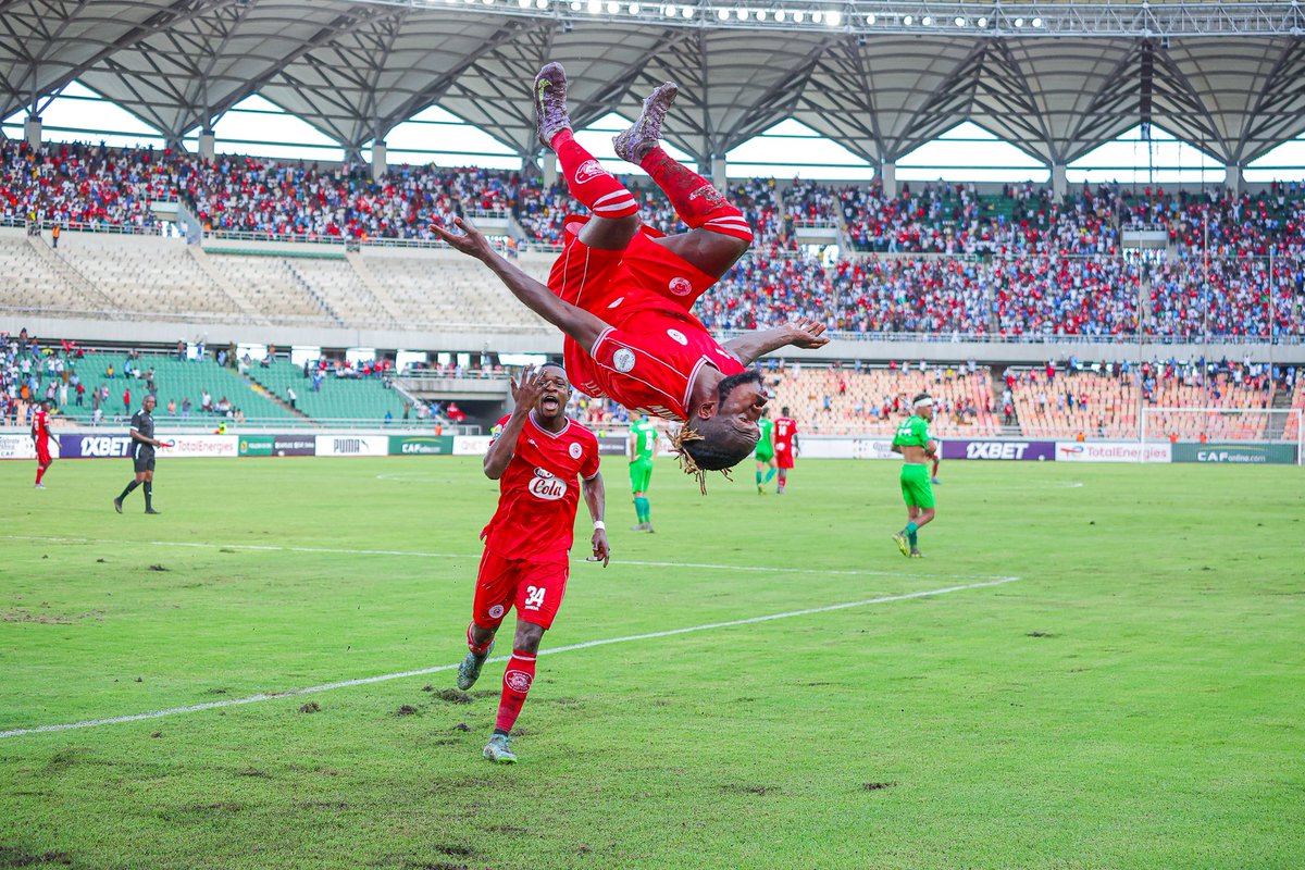 Inasemekana kuwa kwa sasa style pendwa ya kushangilia goli Tanzania ni hii ya Mukwala ya kuruka sarakasi. Yaani kila akifungwa watu wanasubili apige sarakasi
Ndiyomaana juzi alipofunga alidash kama anaenda kuchukua mpira apeleke kati akakumbuka mashabiki wanasubiri sarkasi😀