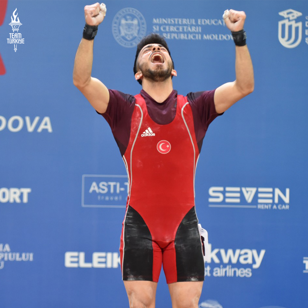 TeamTurkiye's tweet photo. Harun Algül'den Altın Madalya!🥇

🏋🏻‍♂️Moldova'da düzenlenen Avrupa Halter Şampiyonası'nda ülkemizi erkekler 55kg'da temsil eden Harun Algül, koparmada 112kg'luk kaldırışıyla altın madalya kazandı.🇹🇷👏🏼