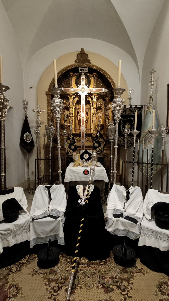 🕯️𝐀𝐋𝐓𝐀𝐑 𝐃𝐄 𝐈𝐍𝐒𝐈𝐆𝐍𝐈𝐀𝐒 | El pasado Sábado de Pasión, y gracias a la colaboración del Grupo Joven, se procedió al montaje del altar de insignias.

La capilla bautismal de Santiago ya aguarda también una gran noche de Viernes Santo.

#𝗦𝗶𝗴𝗹𝗼𝘀𝗱𝗲𝗦𝗼𝗹𝗲𝗱𝗮𝗱