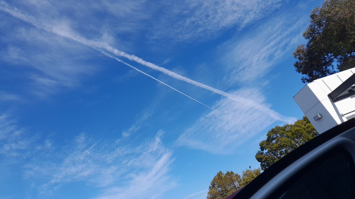 WellnessLife101's tweet photo. The real #ManMadeClimateChange they're spraying like crazy today... non stop.. even in the evening.. #Chemtrails #GeoEngineering #Australia https://t.co/ONdSQYLcy8
