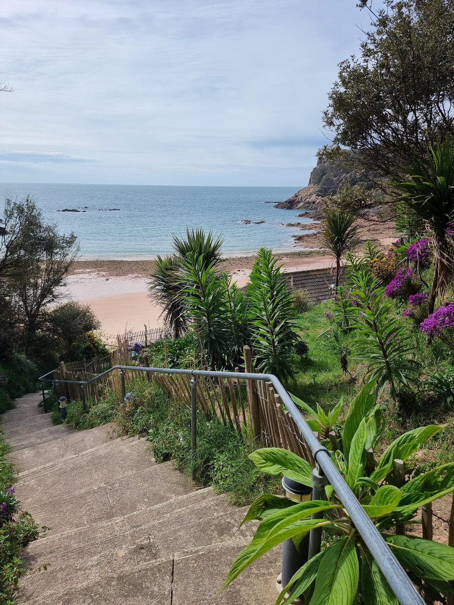 Licensing checks and visit to check on reports of late night incidents on Portlett beach. I forgot how beautiful it is down here. Must try to get down here more. If only they would install a  cable car 🚡.  🤔🤣☀️🇯🇪
