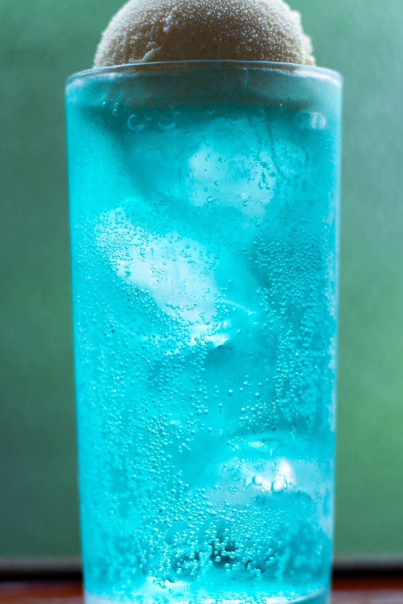 tsunekawa_'s tweet photo. 雨の日にしか飲めないクリームソーダ https://t.co/FLrH8HdqTB