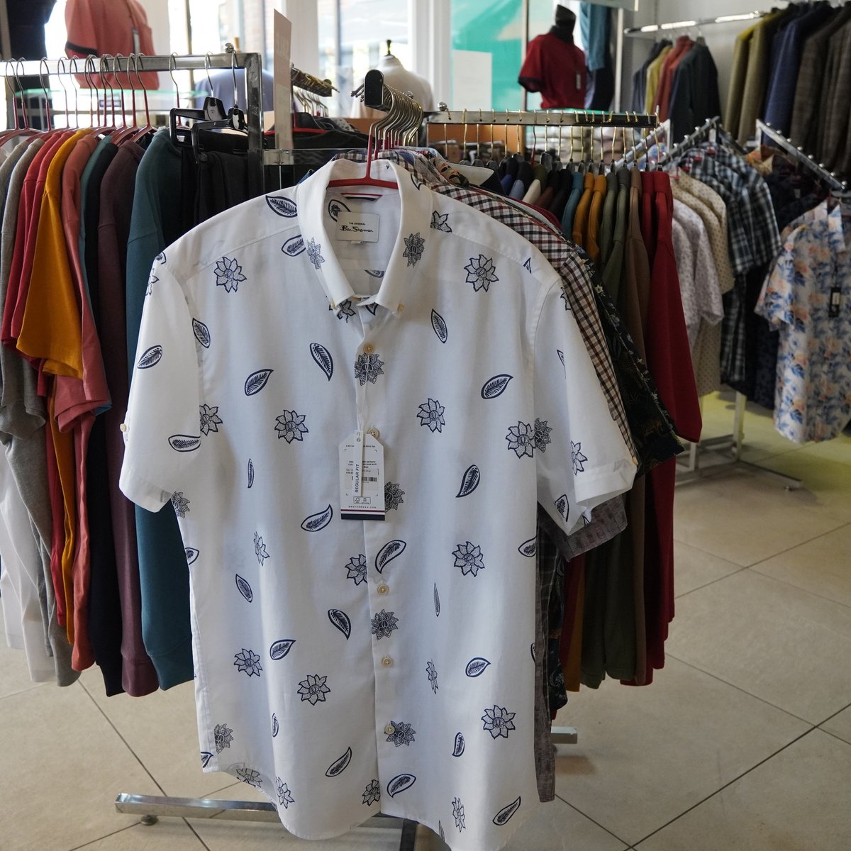 PiriesPlace's tweet photo. Freshen up your wardrobe—new spring shirts have just landed at Broadbridges, Piries Place! 🌼👕 Light, stylish, and perfect for the season. Pop in and find your new favourite.

#Broadbridges #PiriesPlace #SpringStyle #Menswear #HorshamShopping #NewInSpring https://t.co/mVBH4tjjBb
