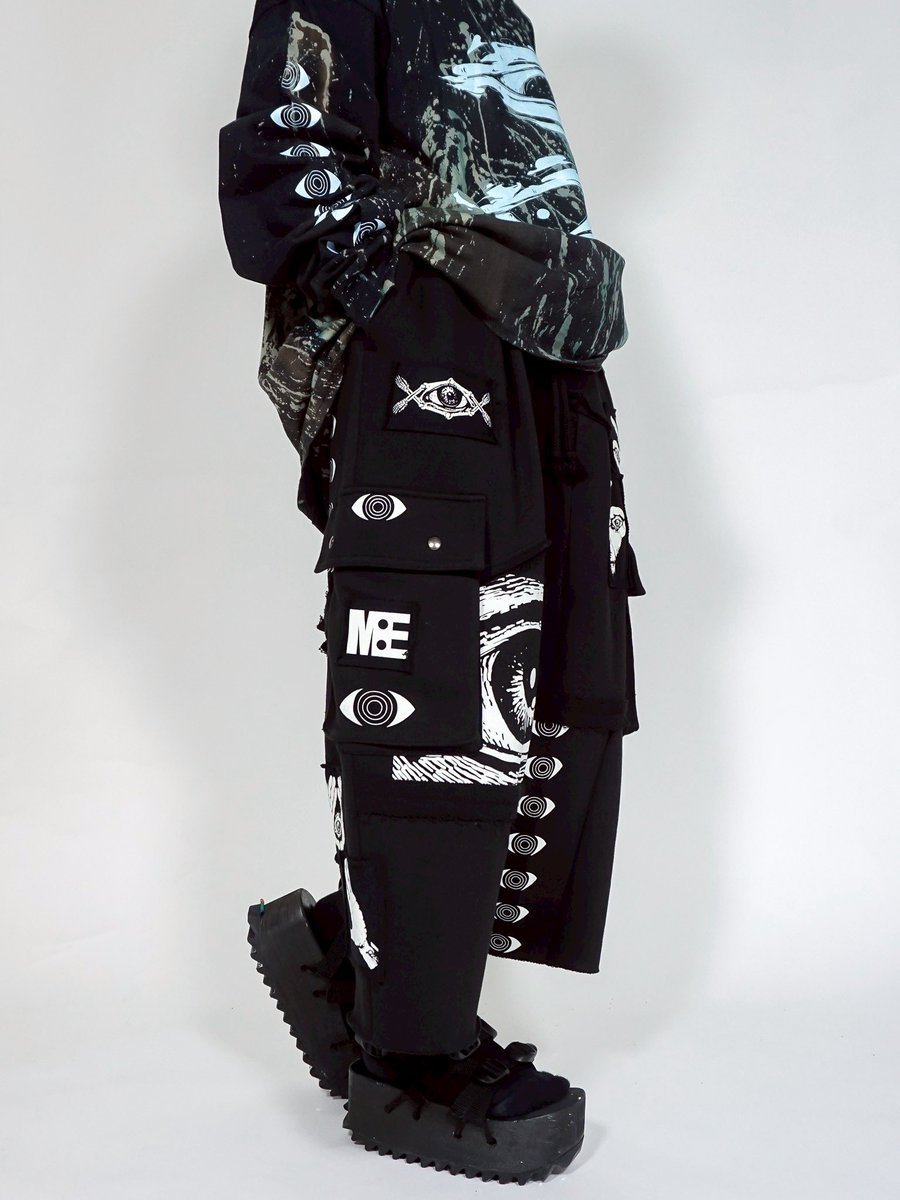 コンバンハー👁‍🗨
ウェブショップ更新しました!!

本日はM:Eの新作パンツ、
クロップド丈のワイドカーゴパンツをUP!!

数種類の柄生地をMIXしたパッチワークの1点もの仕上げです👁‍🗨

是非ともご覧くださいませー👀♩

dr-select.ocnk.net/product-list/26