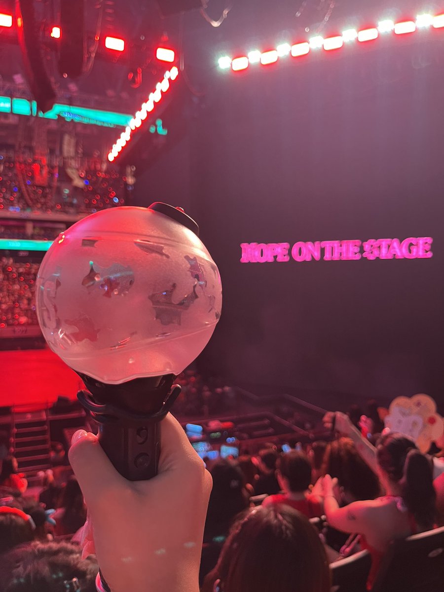 tteokchims's tweet photo. hyyh epilogue 2016 vs hots 2025 in manila! so surreal seeing hobi again and being in one place with armys after 9 years 🥺 see you soon, my ot7 @BTS_twt @bts_bighit ✨

#HOPE_ON_THE_STAGE_TOUR_Manila 
#HOPE_ON_THE_STAGE_TOUR https://t.co/4qOoKNHbC9