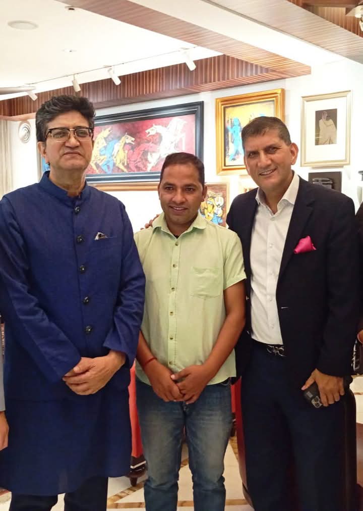 dinesh_joshi99's tweet image. उत्तराखंड के गौरव Elara capital के CEO परम पूजनीय आदरणीय राज भट्ट जी व प्रसिद्ध गीतकार लेखक एवं फिल्म सेंसर बोर्ड के अध्यक्ष प्रसून जोशी जी से विशेष मुलाकात और आशीर्वाद लिया 🙏🙏
@elaracapital
@prasoonjoshi_