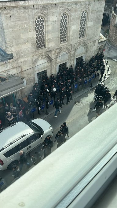 Liselerin de önüne polis yığılmış. 

İktidarın bu '' GENÇLİK '' korkusunu nasıl değerlendirirsiniz ?