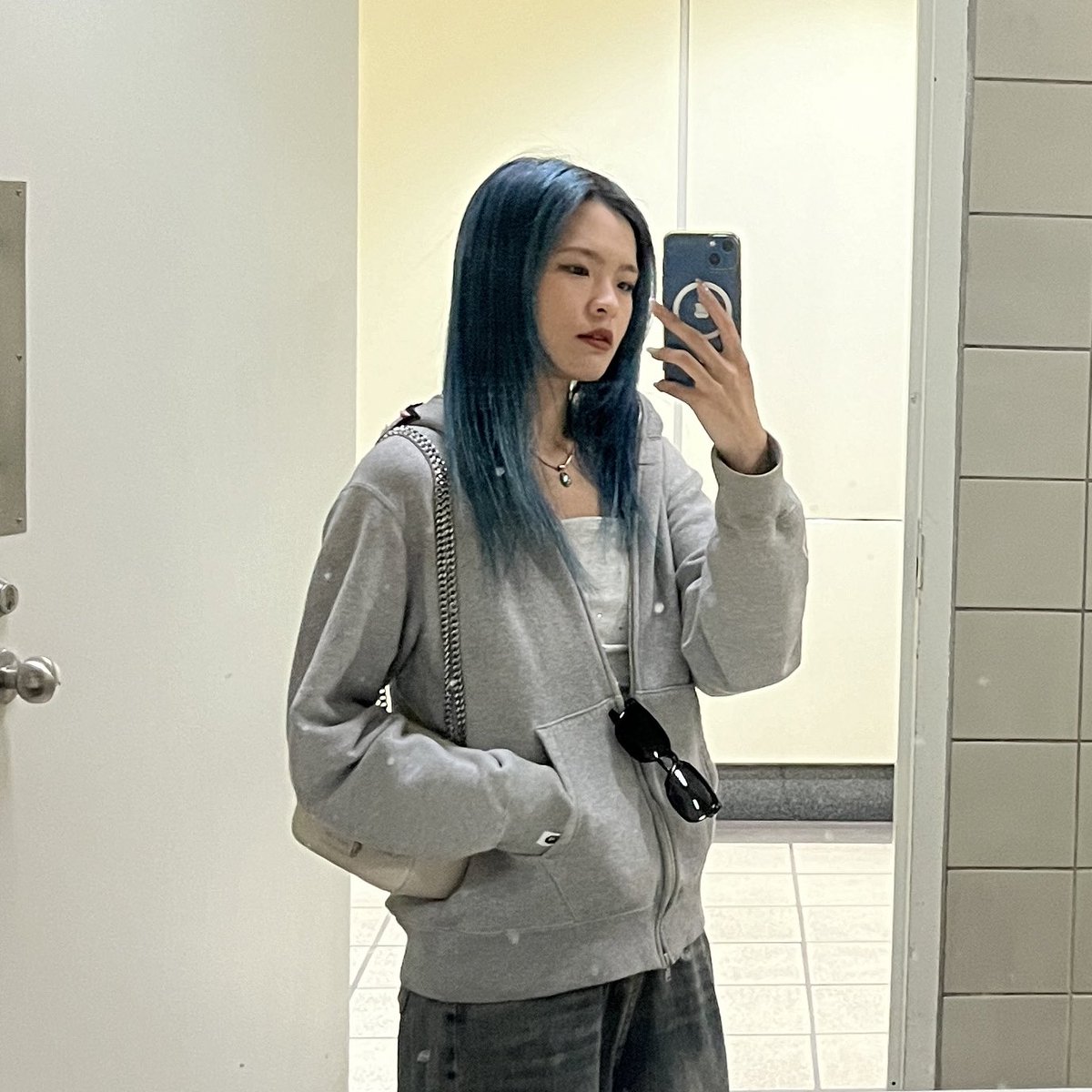 穿著外套的好處就是
走在路上可以不用縮肚子⋯⋯ https://t.co/xyN43EsriG