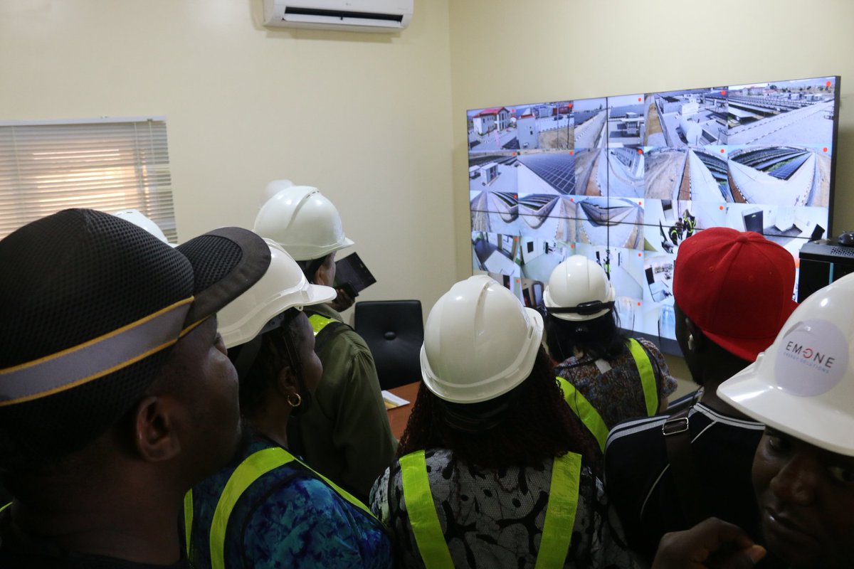 TheREANigeria's tweet photo. π#PartnersinPower
@RockefellerFdn
Delegation Visits REA to Advance Energy Access Goals Under #Mission300, Commend the REA for the Implementation of #EnergizingEducation Programme:
"This is what impact looks like, not just in infrastructure, but in lives transformed.β - Liz Yee, Executive Vice President of Programs at the Rockefeller Foundation.
"As we advance implementation of the DARES Project, we remain firmly committed to driving transformative change β one community, one institution, one life at a time" - @FemiAkinyelure, Head Project Management Unit, Nigeria Electrification Project.
Read full story here
https://t.co/uQRVh2ruTZ.