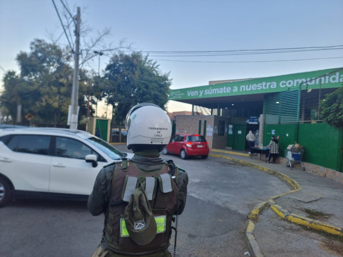 Carabineros Prefectura Cordillera (@carabprefcord) on Twitter photo #PuenteAlto: <a href="/Carabdechile/">Carabineros de Chile</a> de la 38a Comisaría “Puente Alto” realiza servicios en el exterior del Liceo José Abelardo Nuñez, con la finalidad de prestar seguridad a alumnas y alumnos.
#LaPrevencionEsNuestraEsencia #PuenteAlto: <a href="/Carabdechile/">Carabineros de Chile</a> de la 38a Comisaría “Puente Alto” realiza servicios en el exterior del Liceo José Abelardo Nuñez, con la finalidad de prestar seguridad a alumnas y alumnos.
#LaPrevencionEsNuestraEsencia