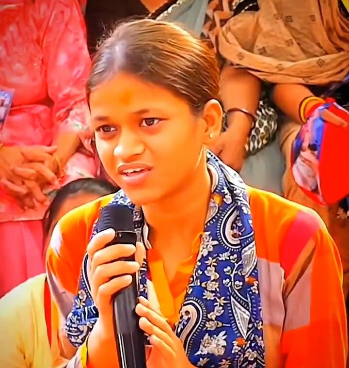 Girl : गुरुजी क्या शादी करना जरूरी है. ,

Aniruddhacharya : कर लो शादी. क्यों नही करना चाहती हो, कितनी उम्र है तुम्हारी ?

Girl : 22 साल की हूँ, मैं ठाकुरजी में लीन रहती हूँ. मेरा मन भगवान में लीन रहने का करता है.

Aniruddhacharya : एक तो लड़कियां कम हैं. लड़कों की शादी नही हो पा