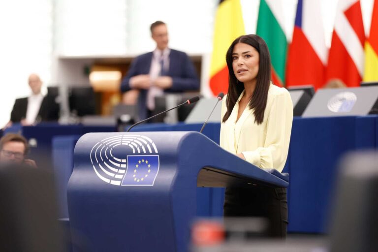 LiveupdatesUS's tweet image. Greek MEP @latinopoulou raises alarm over rising crime linked to illegal migration in Europe, urging leaders to rethink border policies and protect European values. 🇬🇷🇪🇺 #MigrationCrisis #EUPolitics