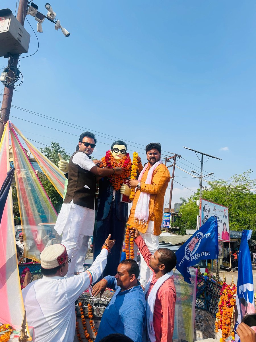 MukhiyaMu5964's tweet photo. के साथ बाबा साहब की प्रतिमा पर पुष्पांजलि अर्पित कर नमन किया तथा उपस्थित ग्रामवासियों को भारत के संविधान की शपथ दिलाकर बाबा साहब द्वारा समाज मे दिये गए योगदान पर प्रकाश डाला।। https://t.co/LczK5V0kGx
