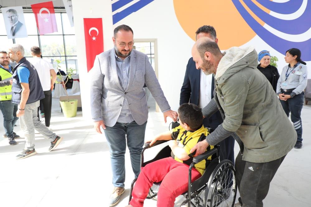 BeyzadeTV's tweet photo. 🚨 HBB 22 VATANDAŞA TEKERLEKLİ SANDALYE DAĞITTI

#Hatay Büyükşehir Belediyesi, sosyal belediyecilik anlayışı kapsamında bir deneğin bağışları ve Kızılay Hatay Şubesi işbirliğinde 22 vatandaşa #tekerlekli sandalye dağıtımı gerçekleştirdi.

Sağlıklı Yaşam Merkezi’ndeki çalışmalardan bahseden #HBB Sağlık ve Sosyal Hizmetler Dairesi Başkanlığı yetkilileri, engelli bireylere yönelik olarak sürdürülen çalışmaları, akülü ve manüel tekerlekli araç dağıtımlarının süreceğini açıkladı.

★彡 🄱🄸🅉🄸 🅃🄰🄺🄸🄿 🄴🄳🄴🄱🄸🄻🄸🅁🅂🄸🄽🄸🅉 彡★

Detaylar 👇
https://t.co/0HDNcCHNQw