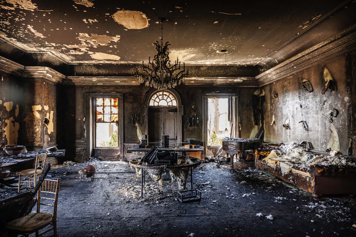 jatara_'s tweet image. Troopers say Cody Balmer hated Governor Josh Shapiro, made Molotov cocktails, scaled a 7-foot fence and broke windows at the governor’s mansion to set it on fire. Police say he got inside the home and planned to beat Shapiro with a hammer if he saw him.
wpxi.com/news/local/man…