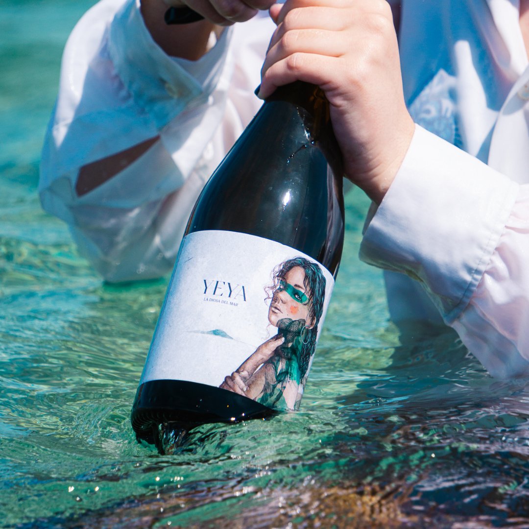 YEYA, la Diosa del mar. 
Así es el vino que la representa.

#DOJumilla #Yeya
.-

YEYA, the Goddess of the Sea. 
That’s the wine she represents.