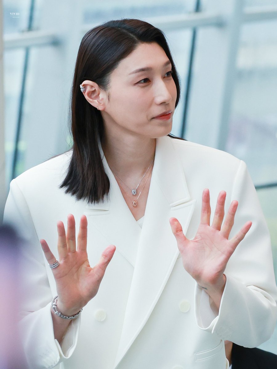 kimyk10_vivid_'s tweet photo. 250414 V리그 시상식 
언니 미모 말해 뭐해🥹

#김연경 #kimyeonkoung https://t.co/G54tgyZmP3
