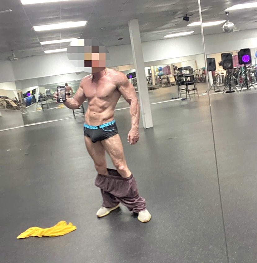 Monday mornings looking vascular, pumped and horny as fuck.  
#bigdick #abs #hotwife