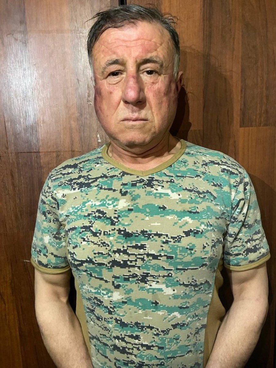 ياخي والله الواحد يفكر هدول بهايم شي !!؟

يعني بشار هرب وترككم وأنتم أخذتم الأمان وذهبتم طلقاء.

ياكلب يا ابن الستين راجع شايل سلاحك وتقاتل مشان مين ؟