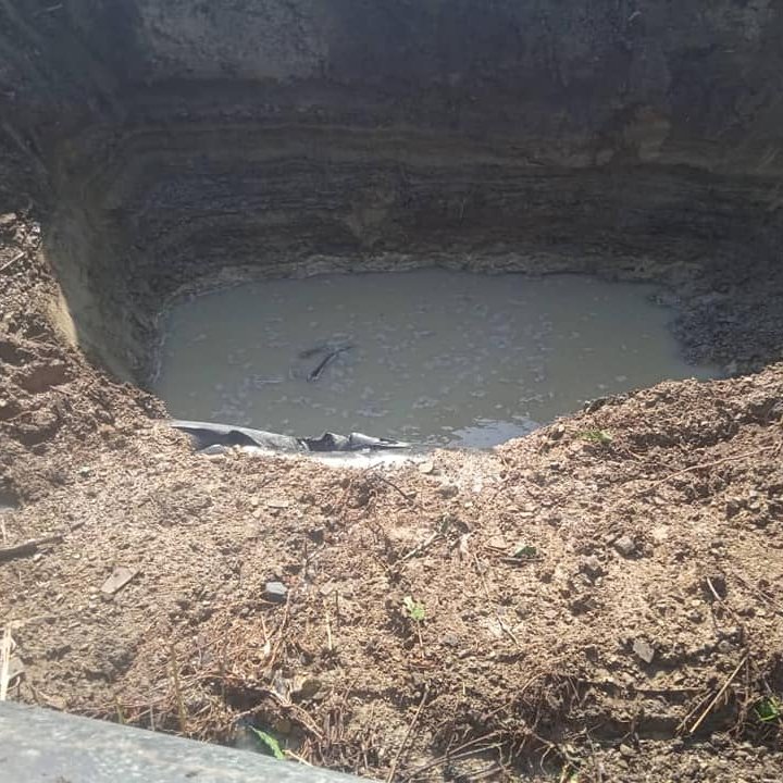 Trabajando en la supresión de salidero en la Conductora  que abastece a Cabaiguan, se enfrascan los trabajadores de la  #EMROHC Gabriel Valiente.
#CubaVencera
#PorCubaJuntos